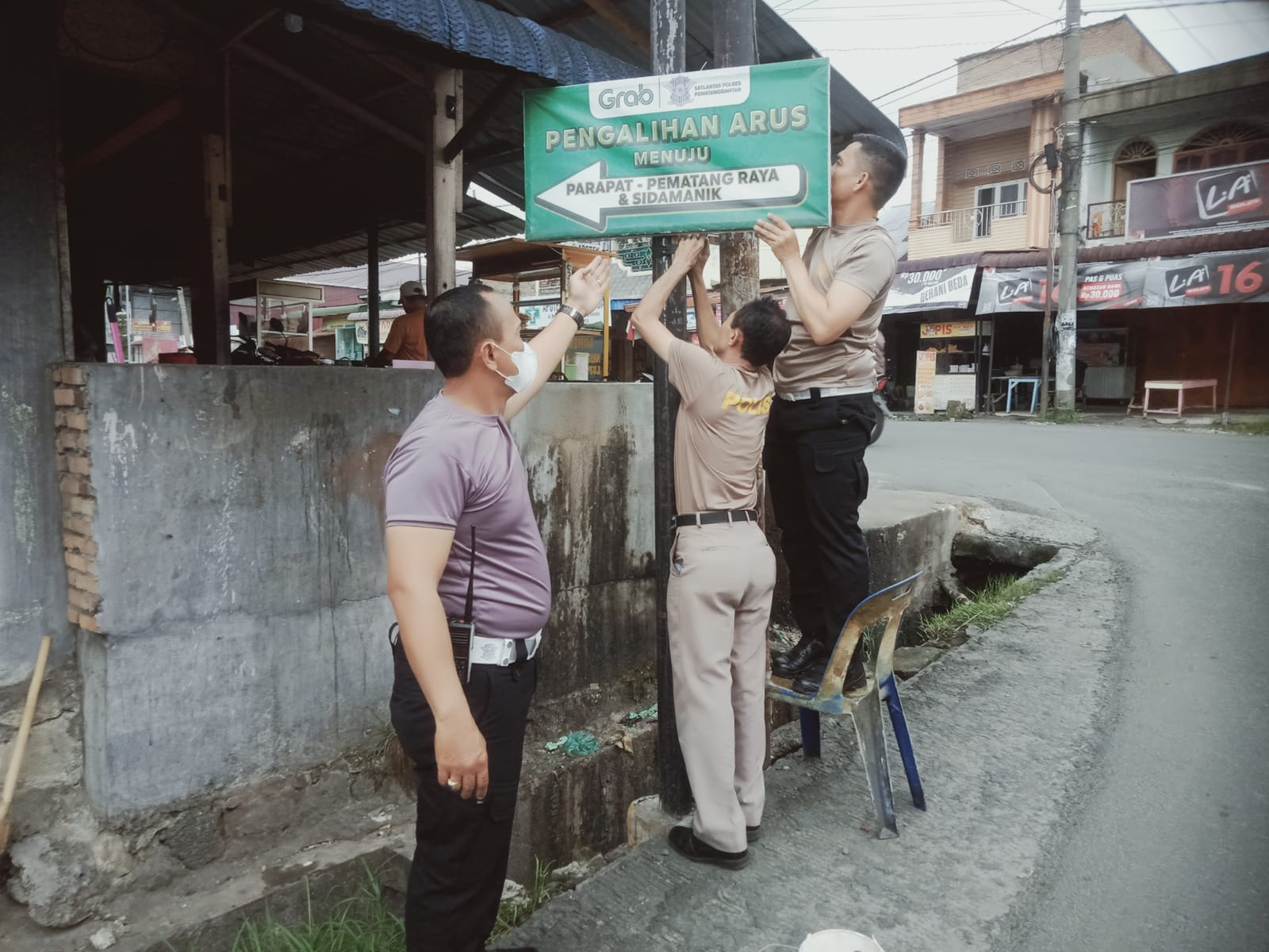 Ops Lilin Toba 2024, Sat Lantas Polres Pematangsiantar Pasang Spanduk Imbauan dan Petunjuk Arah Jalan Alternatif