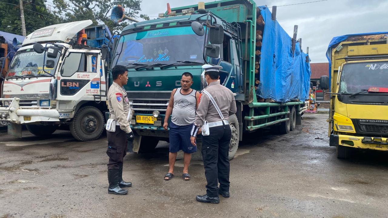 Sat Lantas Polres Pematangsiantar Kembali Tertibkan 8 Truk Langgar SKB Menhub Selama Nataru