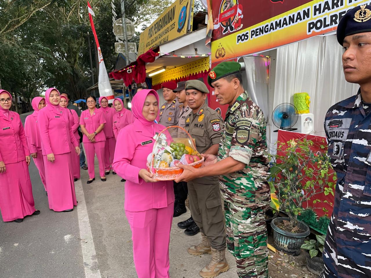 Polres Tanjungbalai Dan Pengurus Kemala Bhayangkari Ops Lilin Toba 2024 Beri Bingkisan