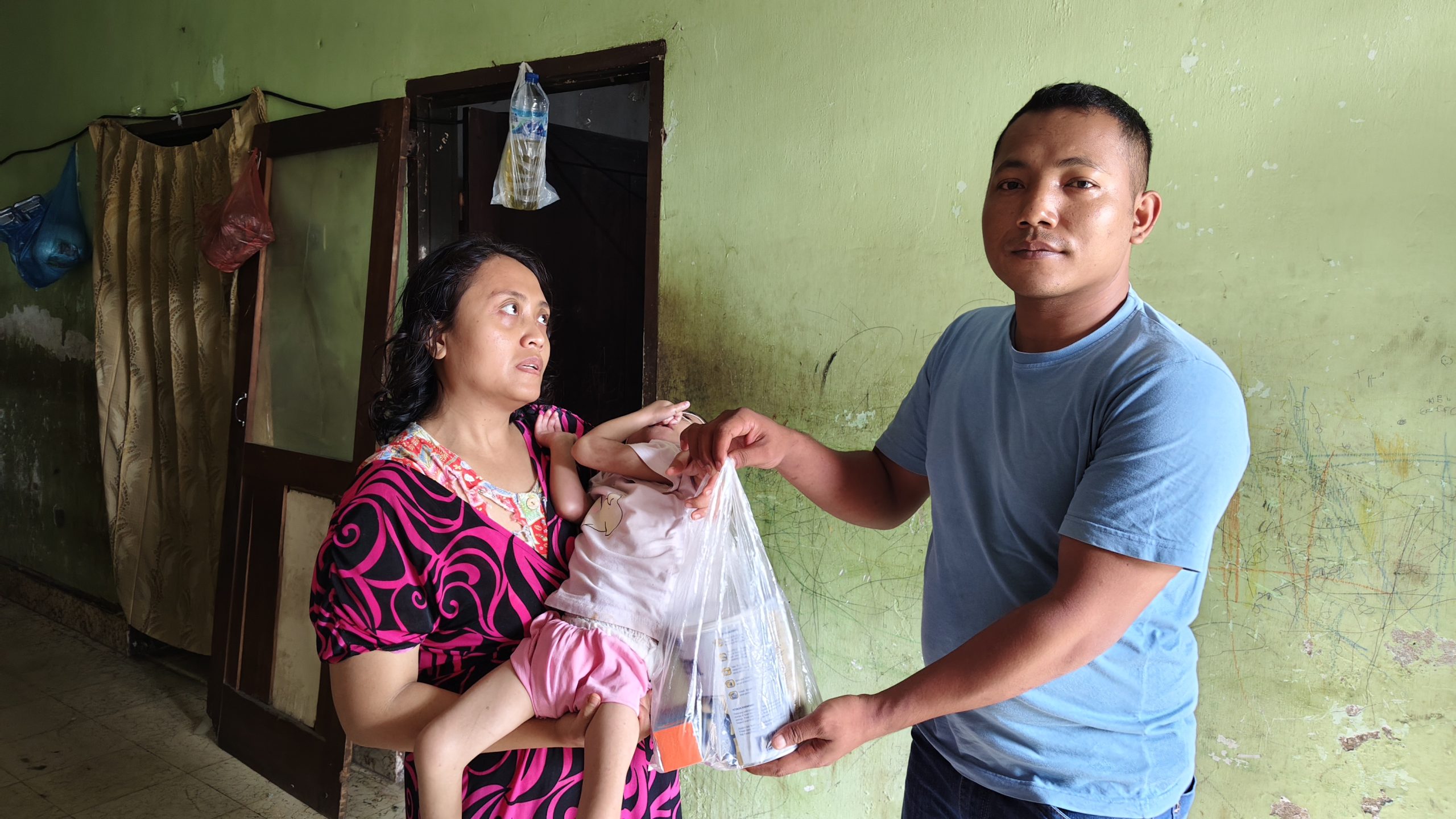 Ketua DPRD Medan Kembali Beri Susu dan Vitamin Kepada Balita Penderita Stunting