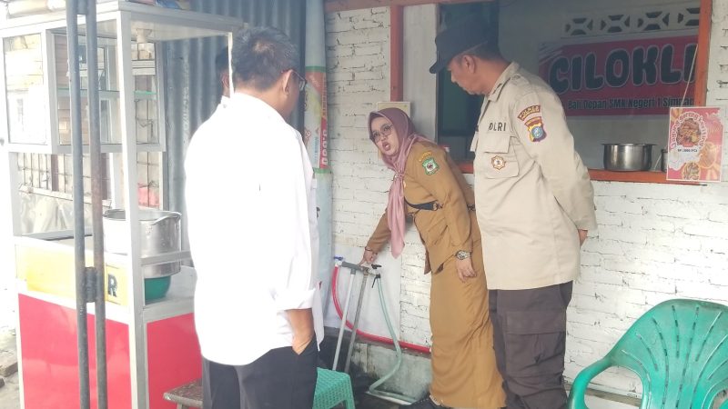 Cegah Timbulnya Permasalahan, Bhabinkamtibmas Polsek Siantar Barat Dampingi Penertiban Pengunaan Pipa Air Pet Umum di Jalan Sadum