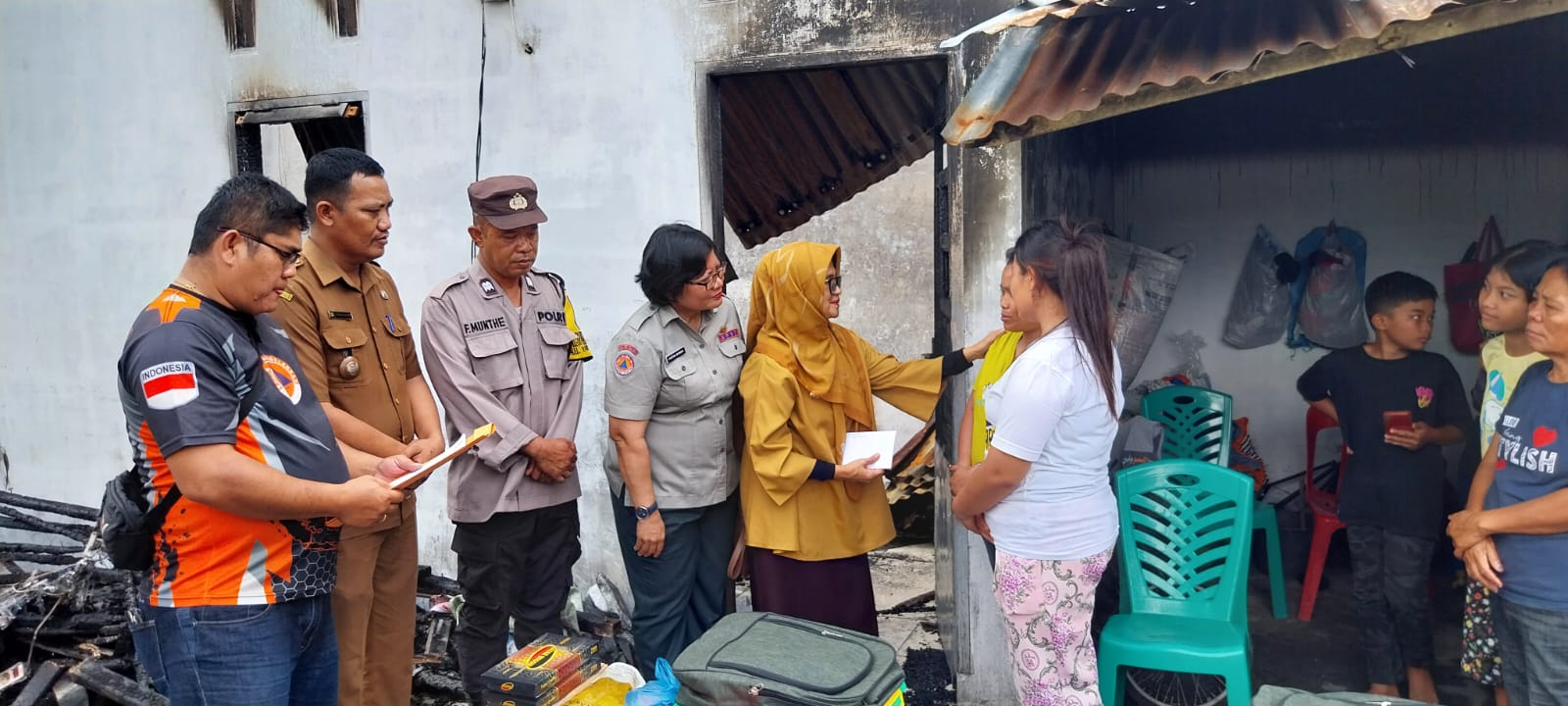Polsek Siantar Marihat Dampingi Wali Kota Pematangsiantar Berikan Bantuan kepada Warga Korban Kebakaran