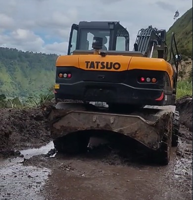 Pemkab Simalungun Turunkan Alat Berat, Tanggulangi Jalan Haranggaol yang Tertimbun Material Longsor