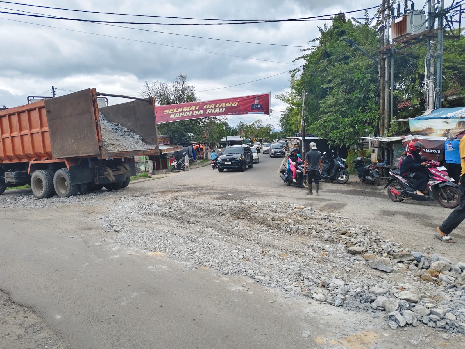 Program CSR, PT SKI Kembali Perbaiki Jalan Rusak Rengat- Tembilahan