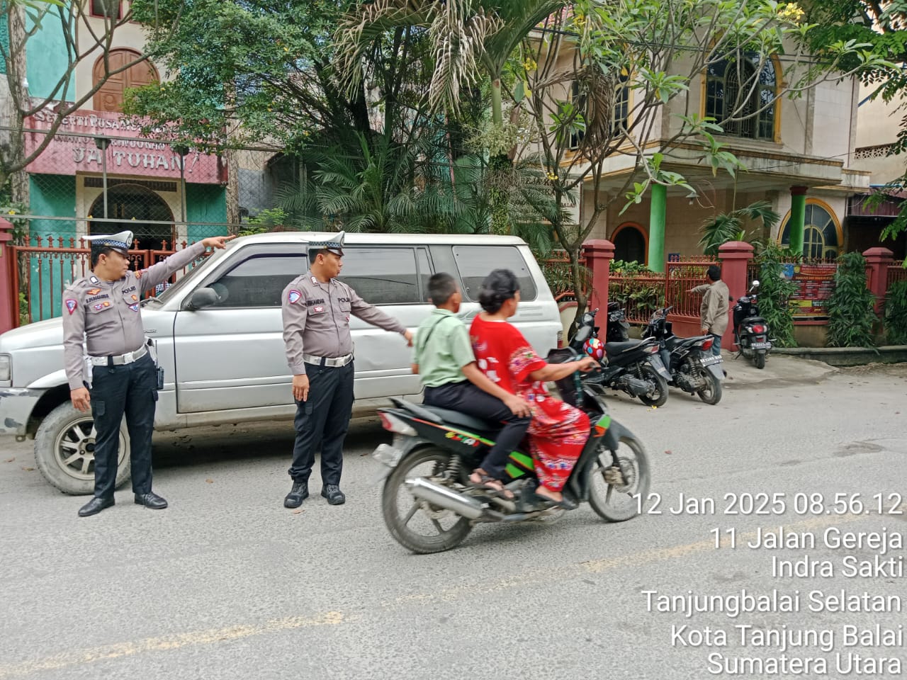 Sat Lantas Polres Tanjung Balai Jalan Depan Gereja Laksanakan Pengaturan