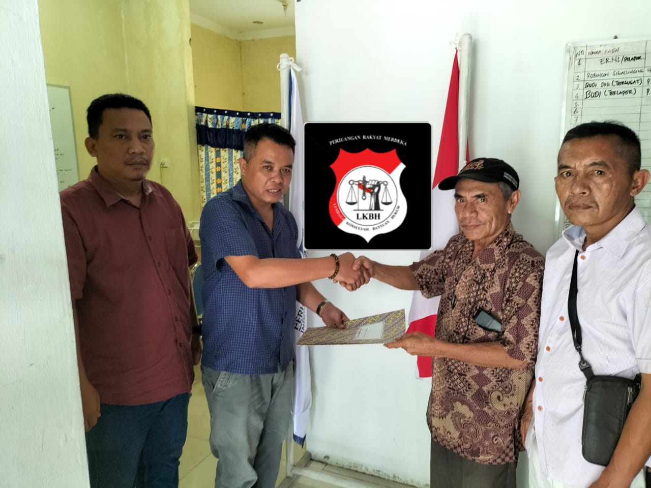 Dewan Pimpinan Pusat LKBH Perjuangan Rakyat Merdeka Pemerhati Keadilan dan Penegakan Hukum Serahkan SK kepada Pimpinan Cabang Kabupaten Samosir