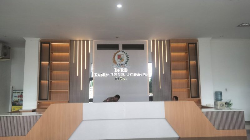 Terkesan Buang Badan, Kabag Umum Sekretariat DPRD Tubaba Keluar Lewat Pintu Belakang
