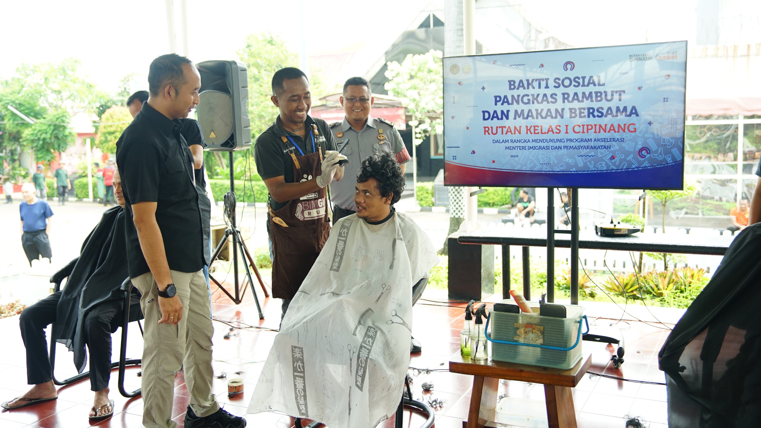 Cukur Rambut Gratis dan Makan Bersama Jadi Cara Rutan Cipinang Hadirkan Jum’at Berbagi Untuk Warga Binaan