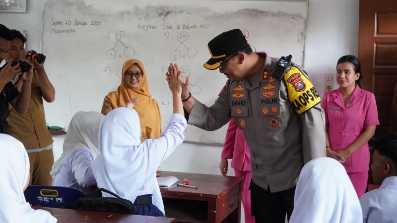 Dukung Program Presiden, Polres Dan Pemkab Langkat Bagikan Makan Siang Bergizi Gratis di SLB Negeri Stabat