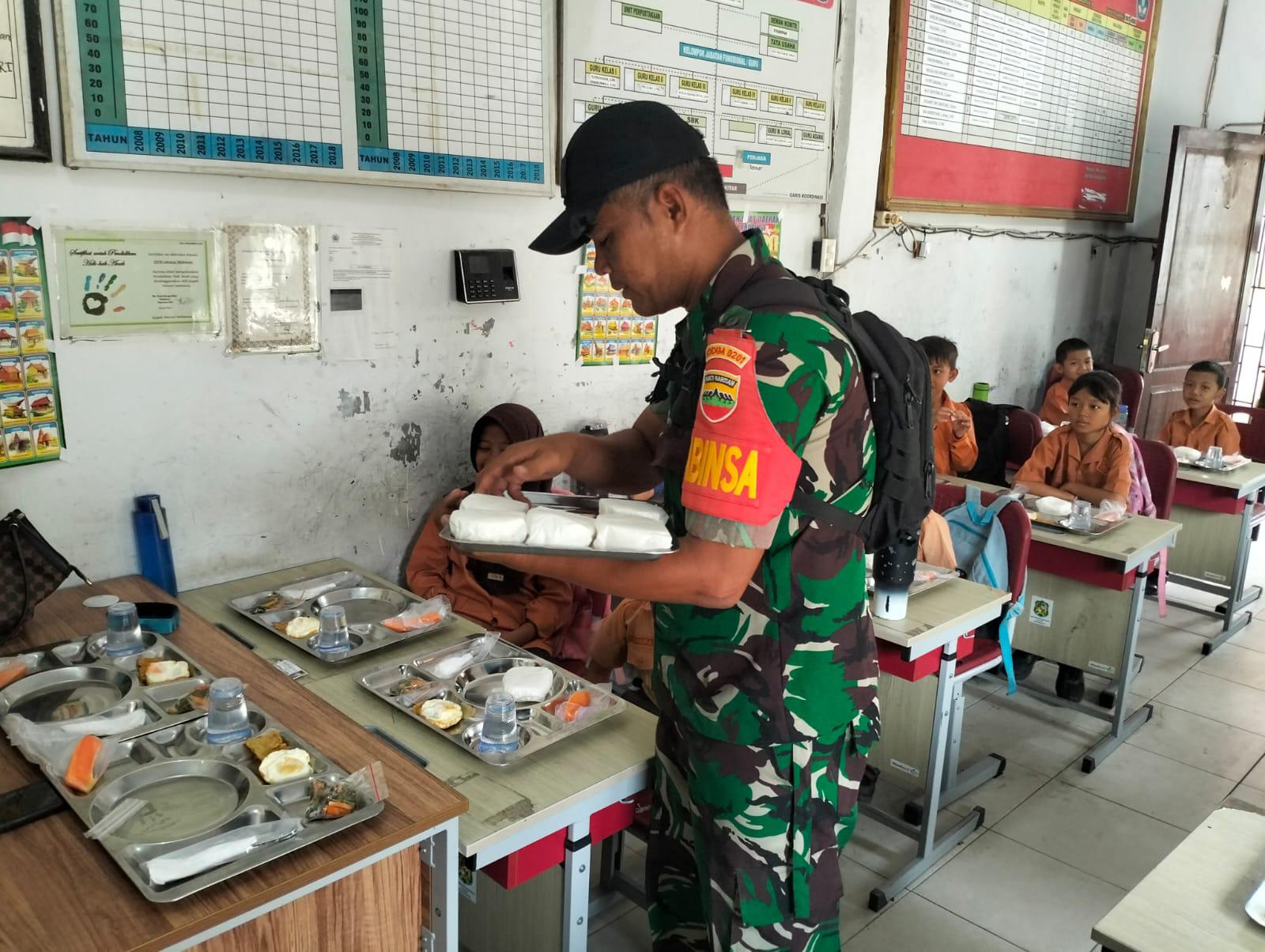 Kodam I/BB Salurkan Makanan Bergizi untuk Siswa dan Kaum Dhuafa di Medan Belawan