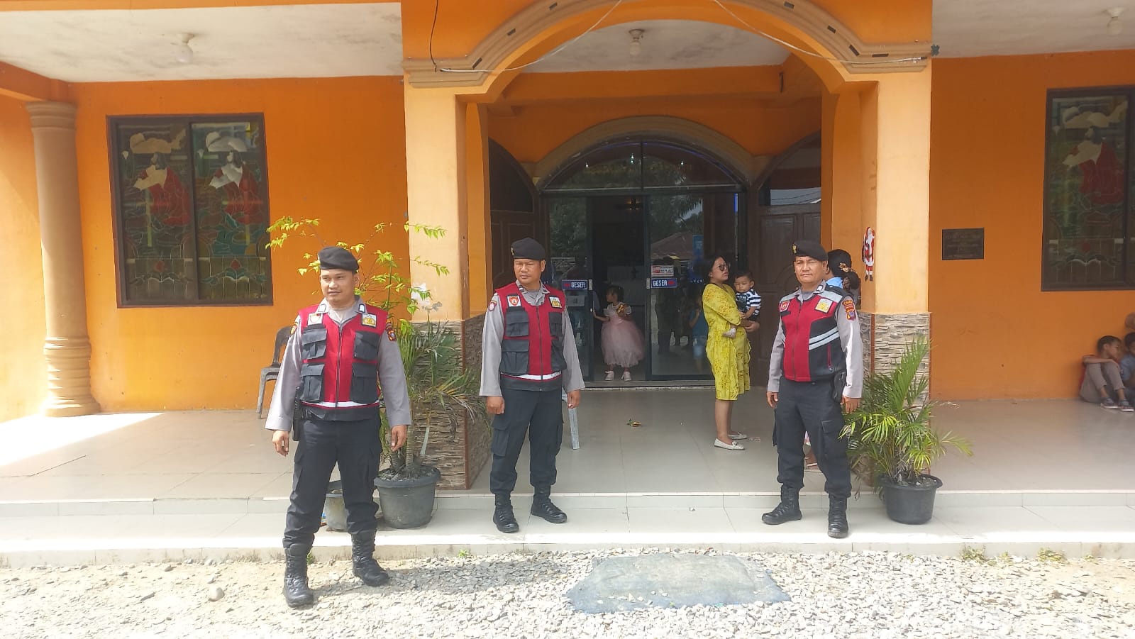 Personil Sat Samapta Polres Langkat Laksanakan Patroli Pengamanan Gereja