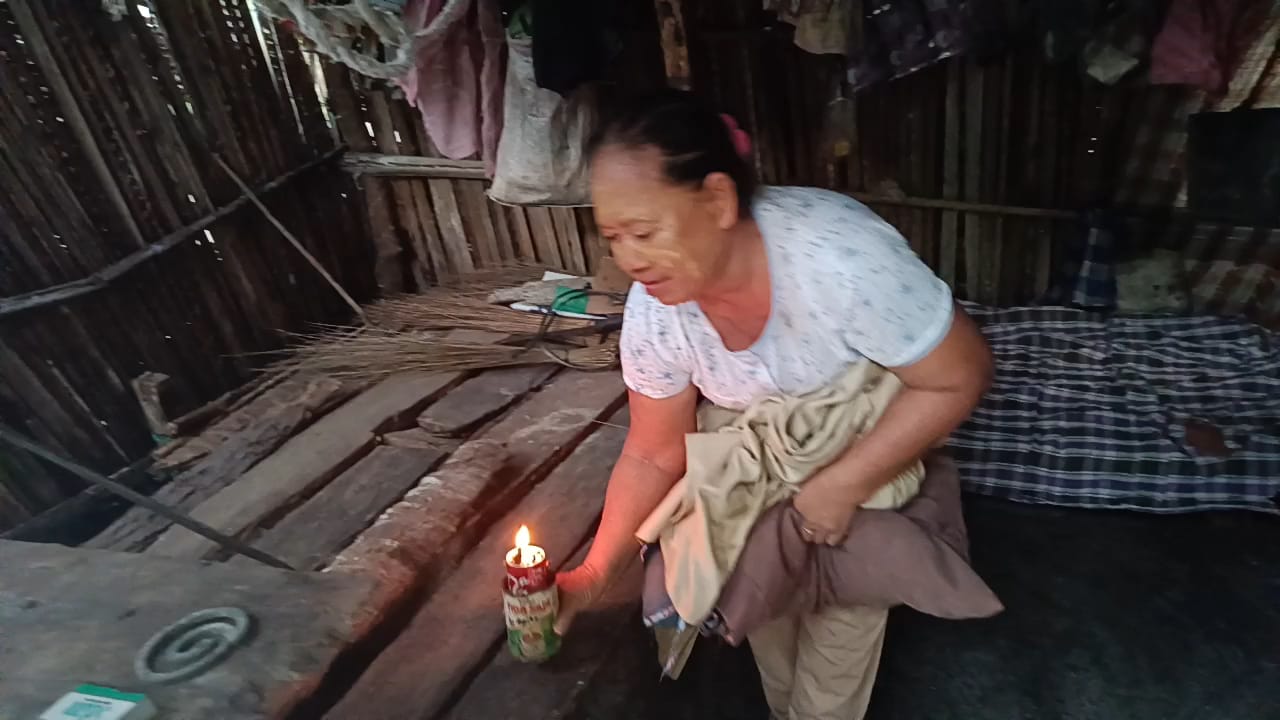 40 Tahun Janda Tua Tinggal Digubuk Tepas Tanpa Aliran Listrik