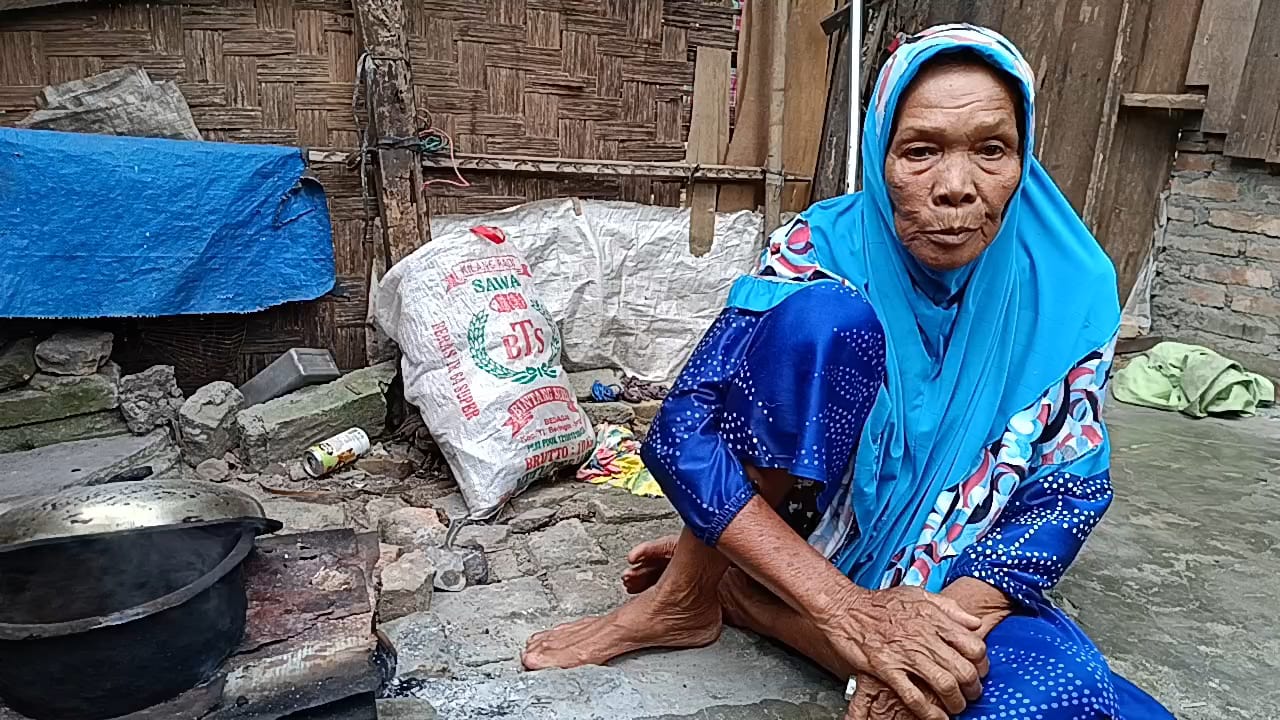 Nek Suryani Dua Hari Tidak Makan Dan Tidur di Bawah Pohon Kelapa Sawit