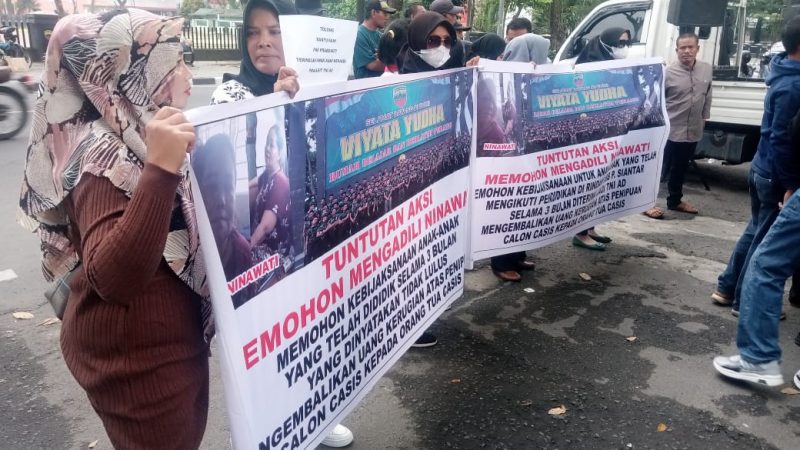 Orangtua CASIS Korban Penipuan ‘Nina Wati’ Masuk TNI AD Gelar Aksi Demo, Tuntut Keadilan!!