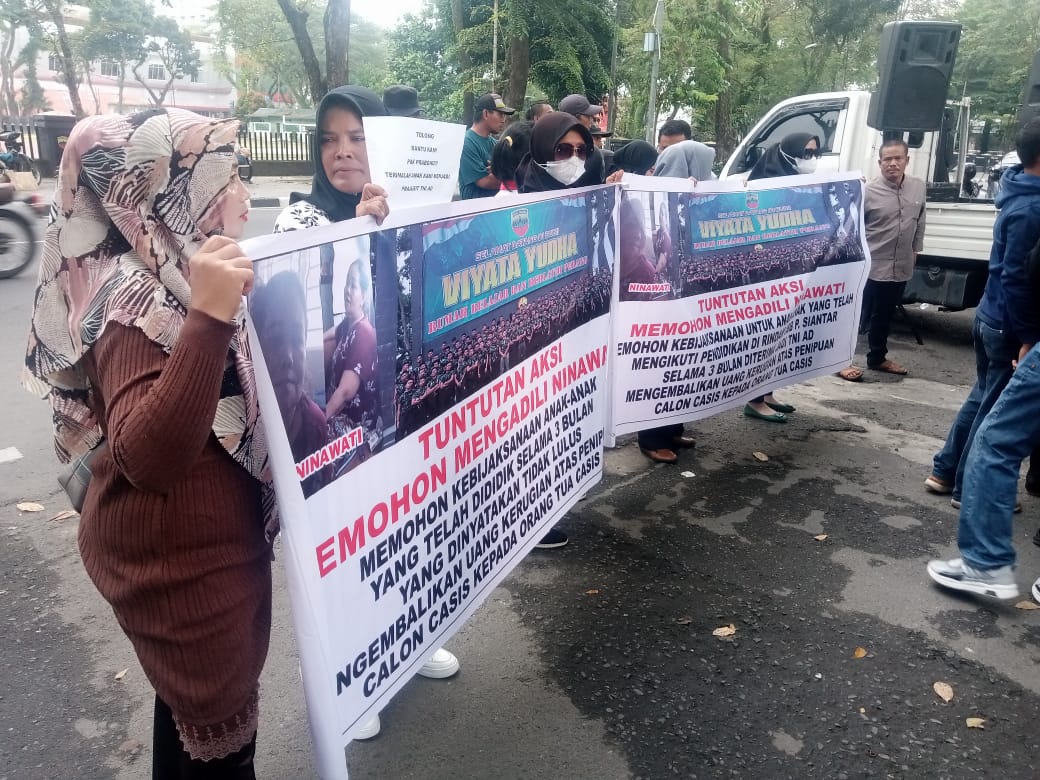 Orangtua CASIS Korban Penipuan ‘Nina Wati’ Masuk TNI AD Gelar Aksi Demo, Tuntut Keadilan!!