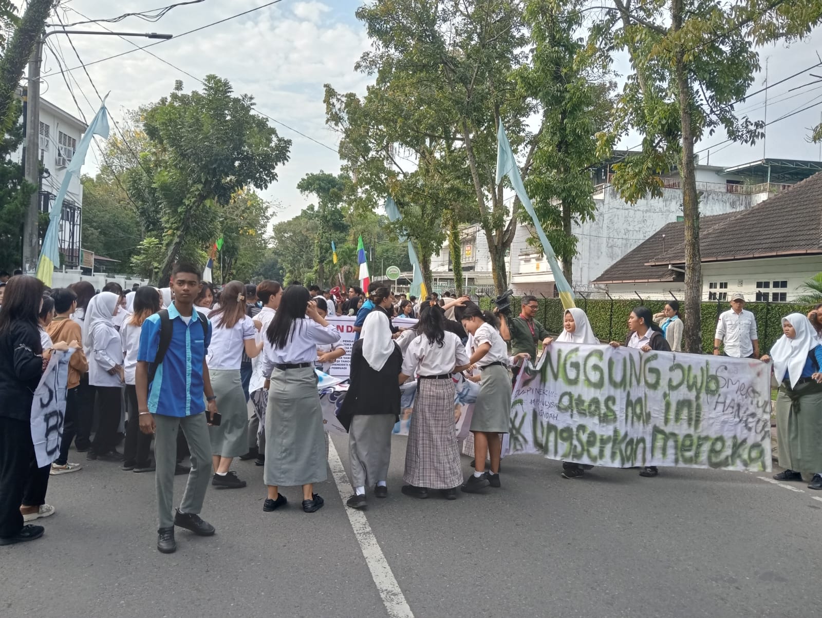 SMKN 10 Medan Didemo Ratusan Orang Tua dan Siswa 