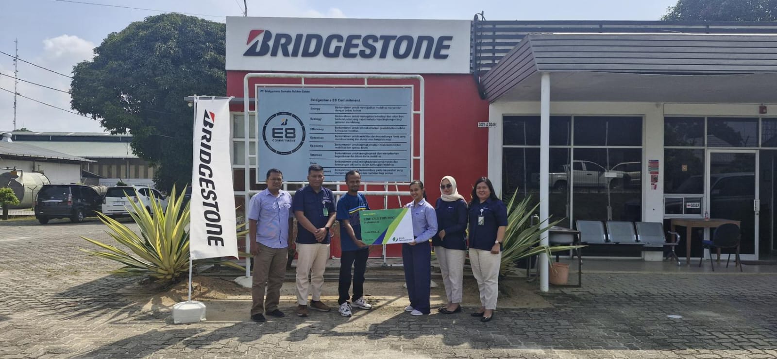 PT Bridgestone Serahkan Kartu BPJS Ketenagakerjaan kepada 100 Pekerja Rentan di Simalungun