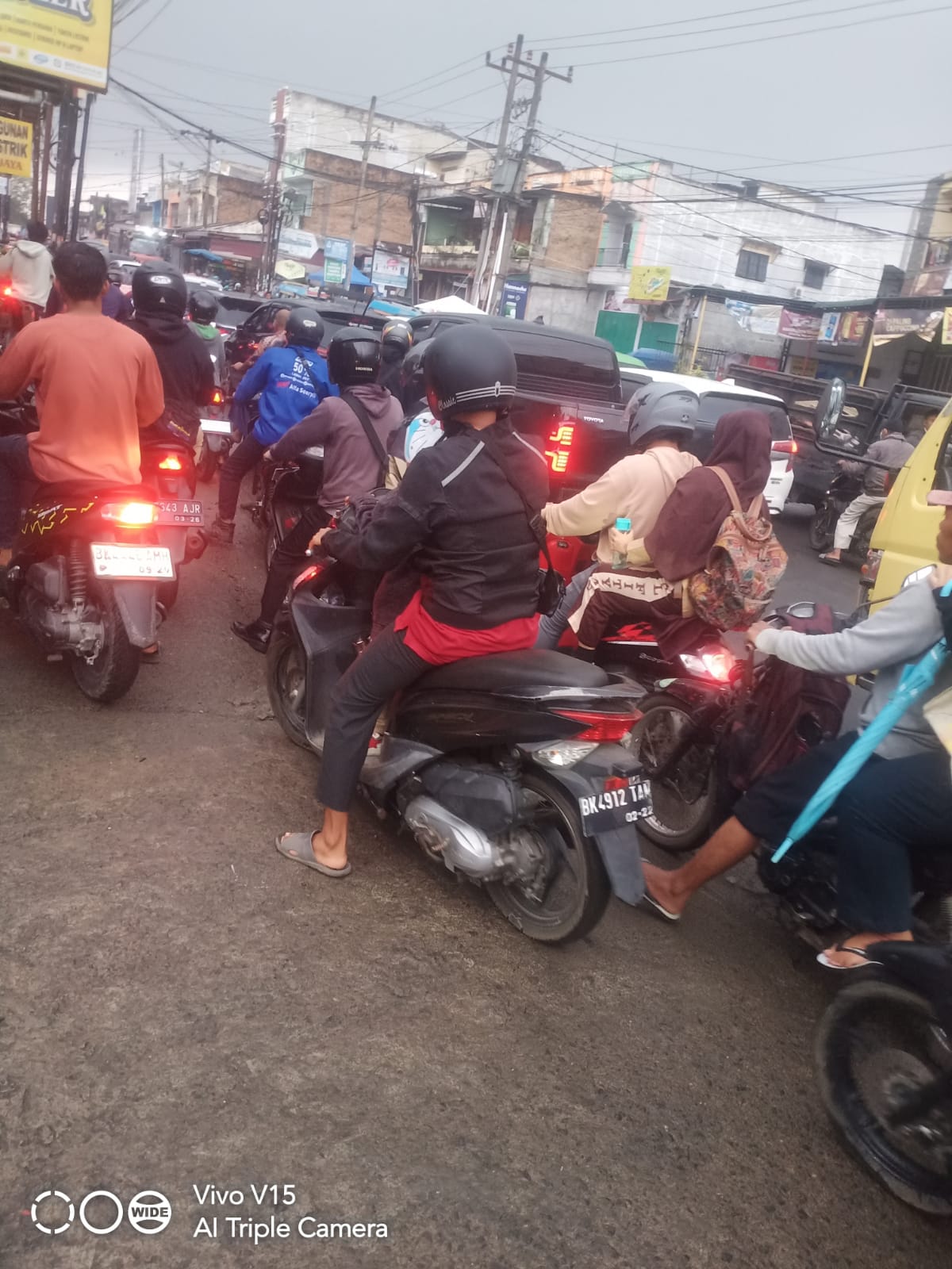 Tiap Hari Kawasan Pajak Simpang Melati Macet Total,Mana Pak Polisi ..? Ribuan Pengguna Jalan Ngeluh dan Kecewa