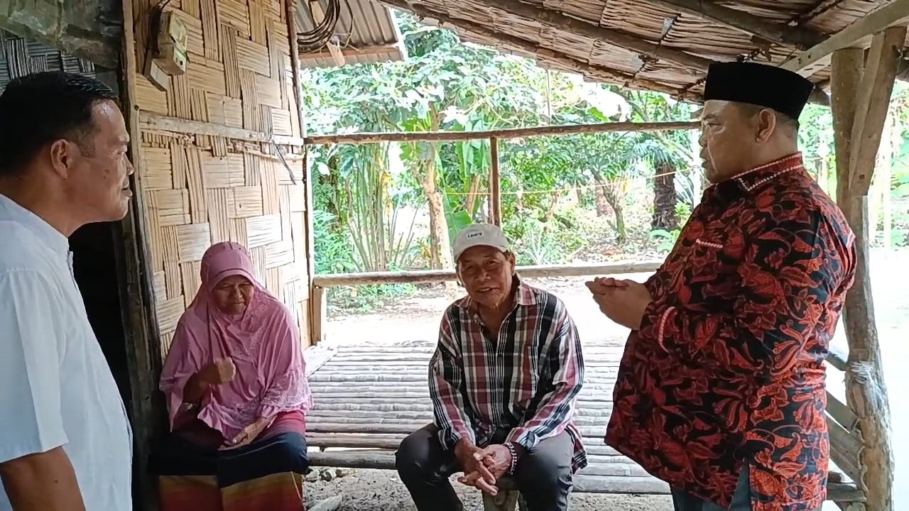 Rumah Janda Tua Sering Banjir, Anggota DPRD Sergai Beri Bantuan Dan Tawarkan Tempat Baru