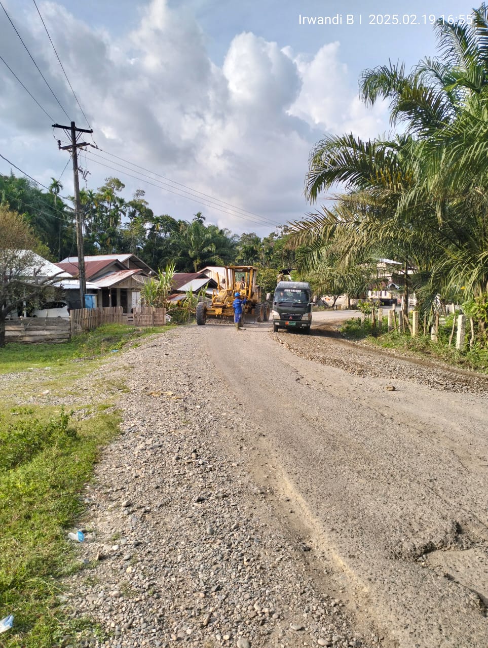 Peduli warga PT.Sapta Sentosa Jaya Abadi Perbaiki Jalan.