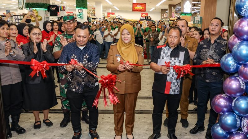 Wakil Wali Kota Pematangsiantar Herlina Resmikan Irian Supermarket dan Departement Store