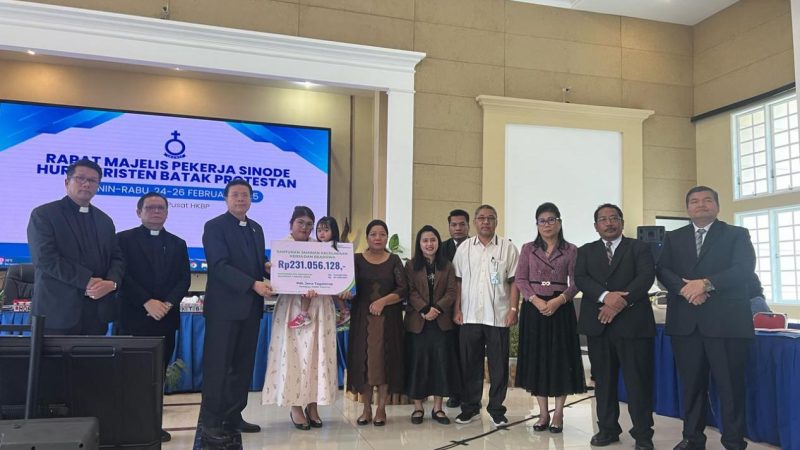 Ephorus HKBP dan BPJS Ketenagakerjaan Serahkan Santunan Kepada Ahli Waris Pdt. Jona Togatorop