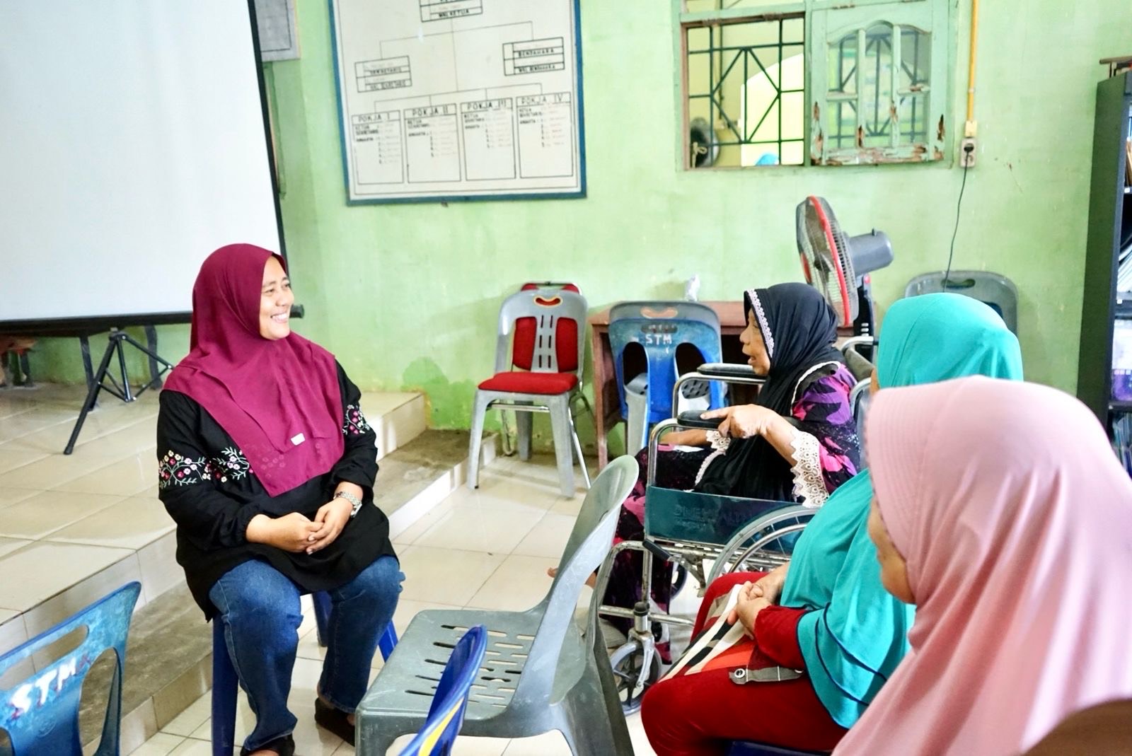 Ny. Endang Ketua TP-PKK Langkat Salurkan 120 Paket Sembako, Perkuat Kepedulian di Bulan Ramadhan