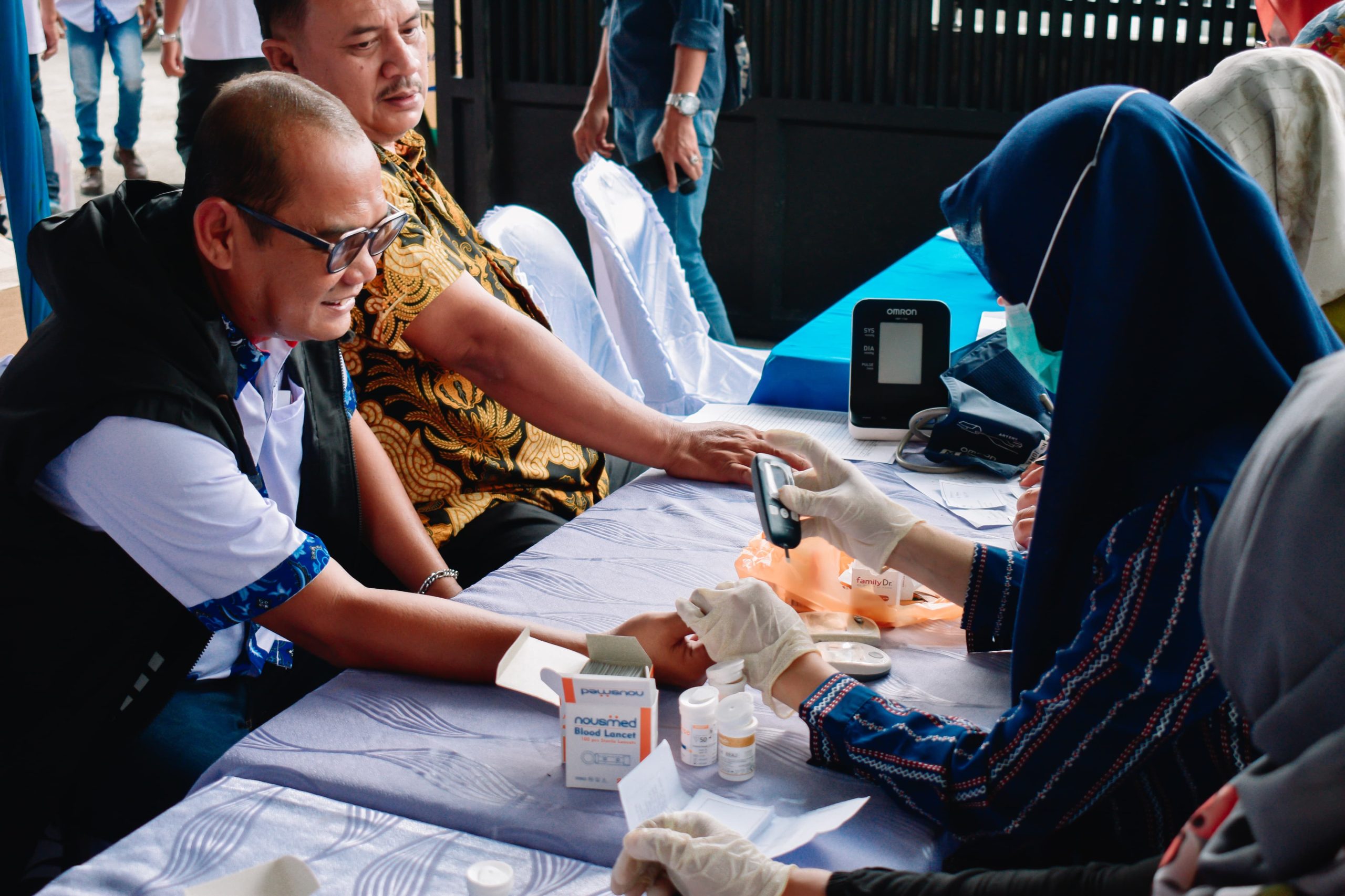 Antonius Tumanggor Ikut Berdonor Darah pada Kegiatan Pemeriksaan Kesehatan dan Donor Darah Gratis yang Digagas oleh SMSI Medan, Sopo ATRestorasi Bersatu dan Dinkes Medan