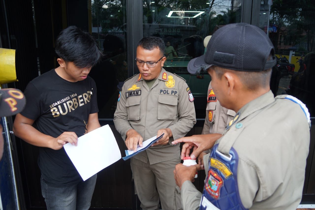 Satpol PP Tanjungbalai Bagikan Surat Edaran Wali Kota Larangan Selama Bulan Ramadhan Di Sejumlah Lokasi
