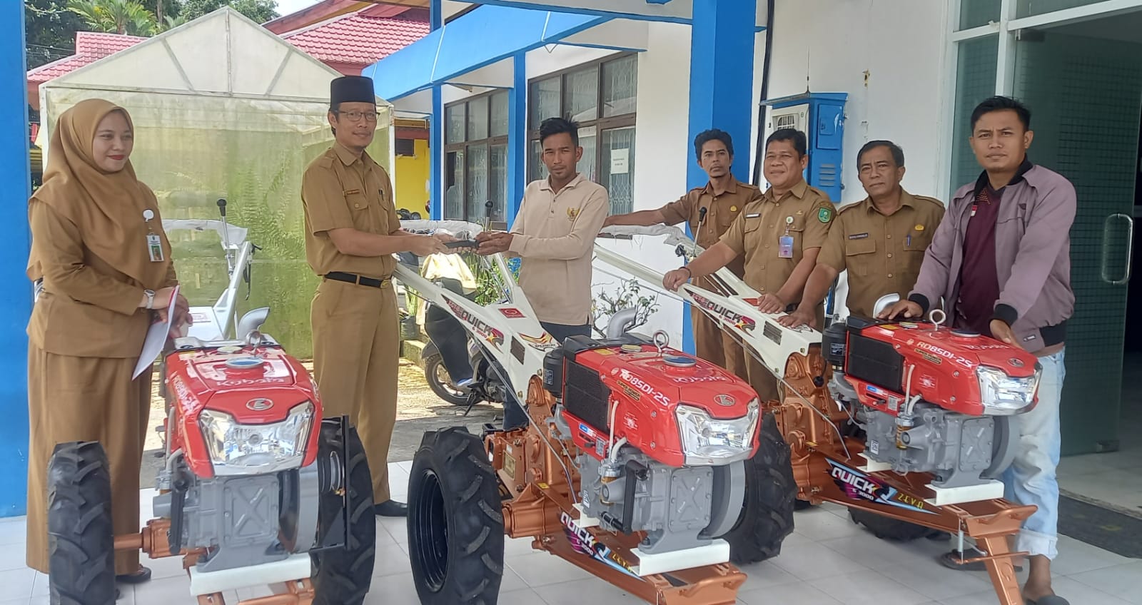 Tingkatkan Produksi Padi, Kadistankan Inhu Serahkan Bantuan Alsintan kepada Brigade Pangan