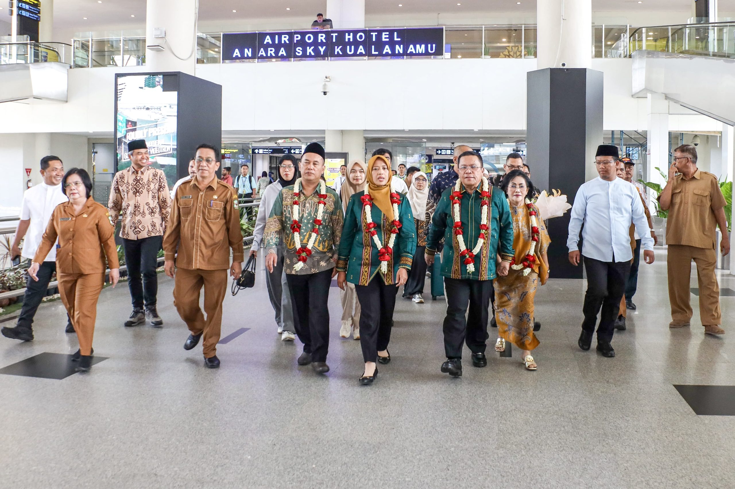 Wali Kota dan Wakil Wali Kota Pematangsiantar Wesly Silalahi SH MKn dan Herlina tiba di Bandara Internasional Kualanamu Deliserdang, Disambut Kalungan Bunga