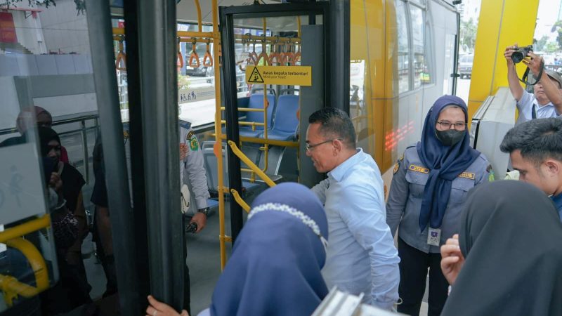 Wakil Wali Kota Medan Gunakan Bus Listrik Berangkat ke Kantor