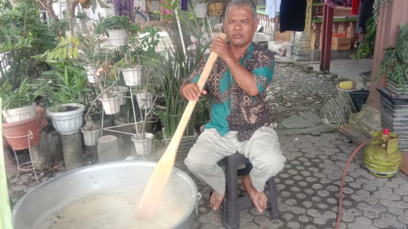 Ratusan Porsi Bubur Kanji Rumbi Dibagikan Pada Warga Jalan Kiwi Sei Sekambing B, Medan Sunggal
