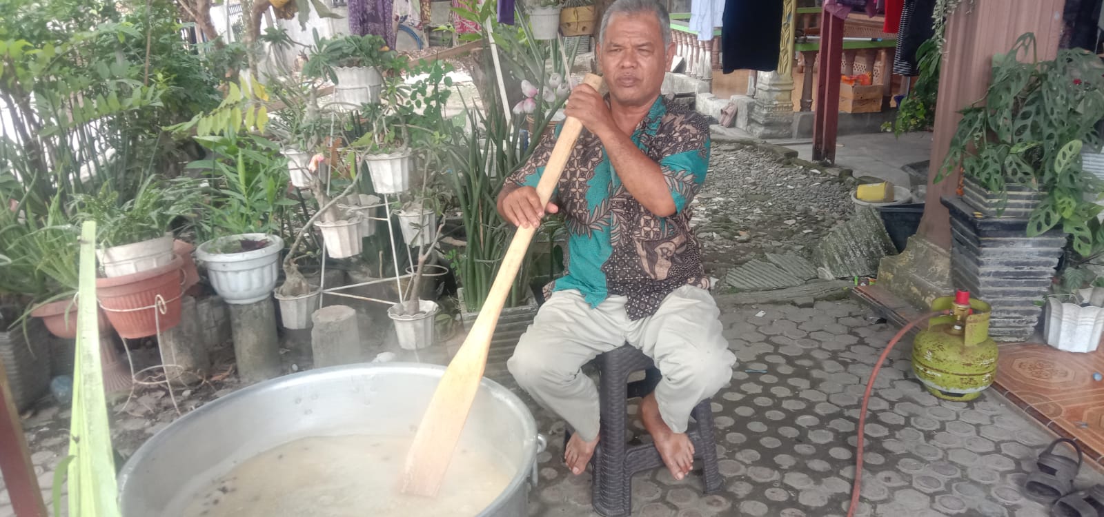 Ratusan Porsi Bubur Kanji Rumbi Dibagikan Pada Warga Jalan Kiwi Sei Sekambing B, Medan Sunggal