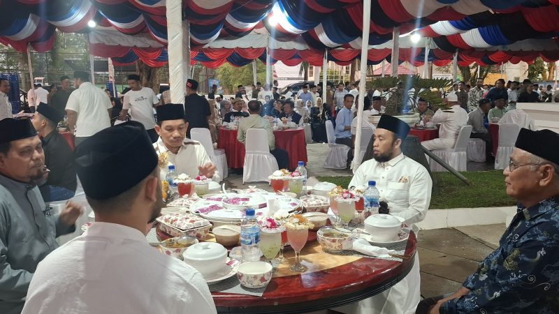 Bupati Aceh Barat Tarmizi Sp.Mm.Mengelar Buka Puasa Bersama Dengan Kalangan Pengusaha Di Pendopo.