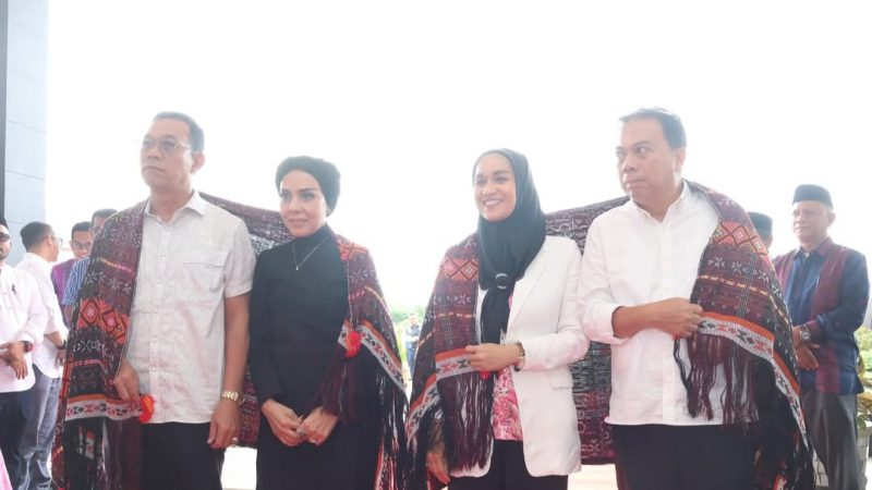 Sambut Pasangan Bupati Tapsel Terpilih dengan Prosesi Ulos