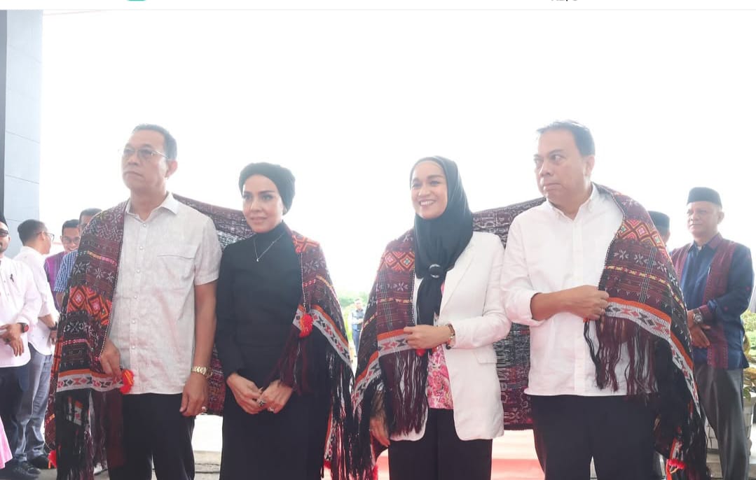 Sambut Pasangan Bupati Tapsel Terpilih dengan Prosesi Ulos