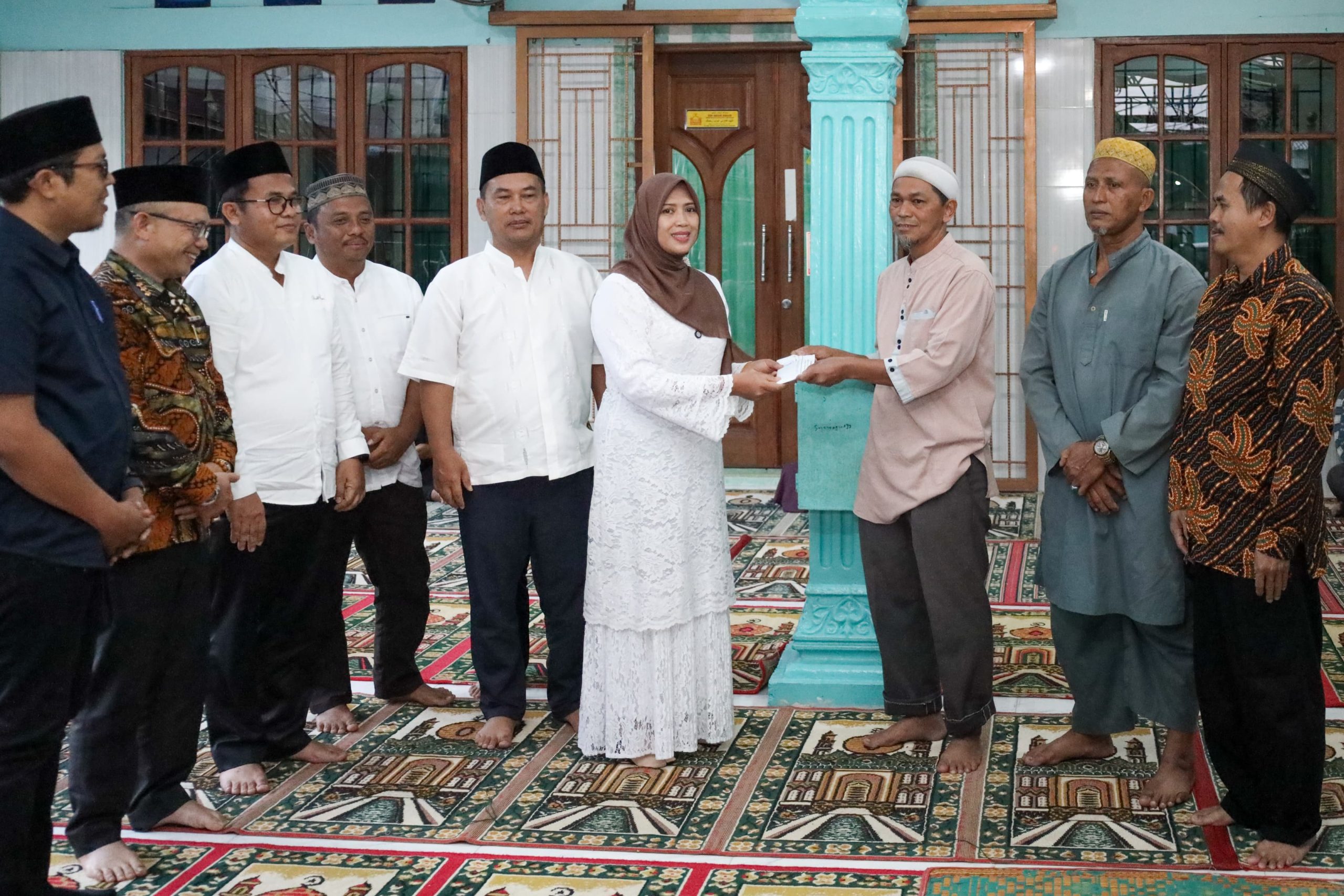 Wali Kota Pematangsiantar Diwakili Wakil Wali Kota Herlina dan Tim Ramadhan Berbagi Perumda Tirta Uli Berbagi Kasih dan Buka Puasa bersama Jamaah Masjid Al-Ikhlas