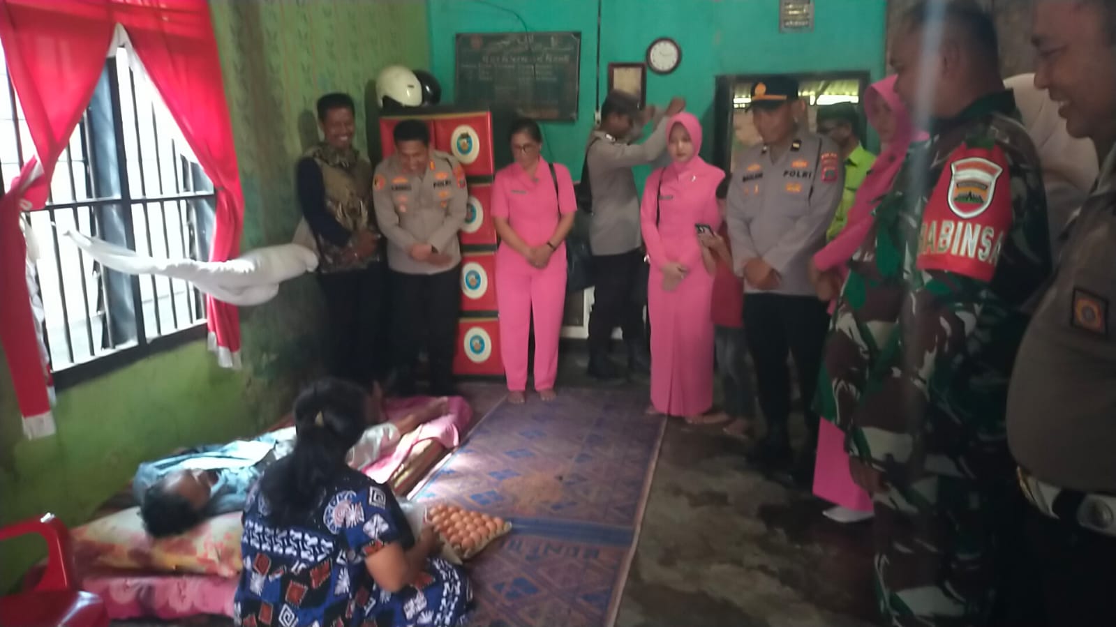 Polsek Teluk Mengkudu Polres Sergai Beri Baksos Door to Door Kepada Kaum Dhuafa