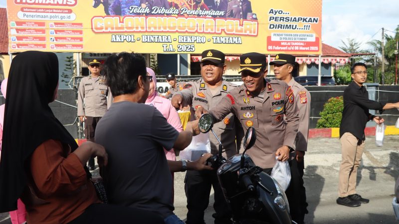 Polres Aceh Barat Bagikan 500 Paket Takjil di Bulan Suci Ramadhan