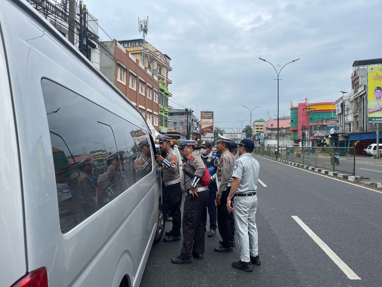 Polisi Menggelar Operasi Penindakan Terhadap Angkutan Plat Hitam di Sumut