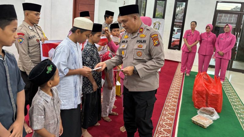 Momen Ramadhan, Polsek Batang Cenaku Santuni Guru Mengaji Hingga Anak Yatim