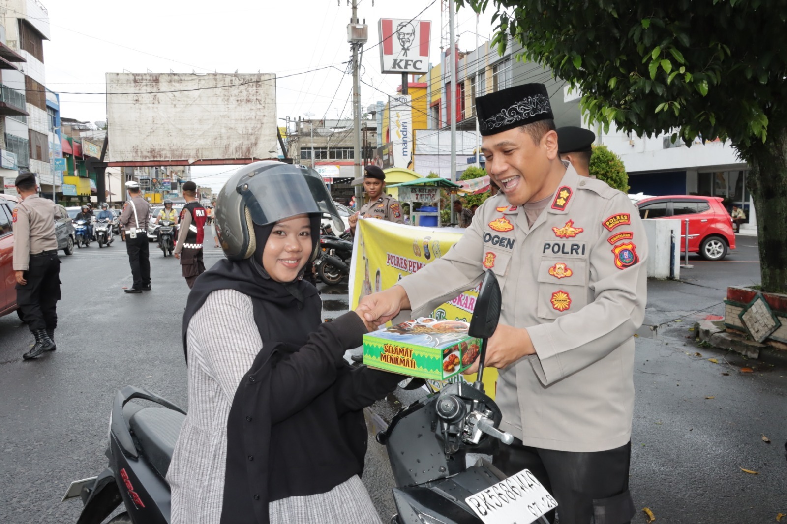 Berbagi Rezeki dengan Tulus, Kapolres Pematangsiantar Bersama Samapta Bagi Takjil kepada Masyarakat