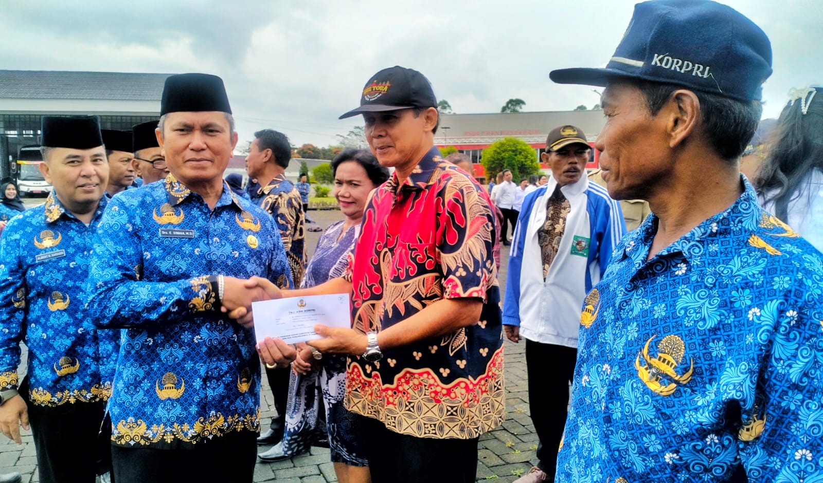 ASN Pemkab Simalungun Laksanakan Upacara HKN, 28 Anggota KORPRI Purna Tugas Dapat Tali Asih