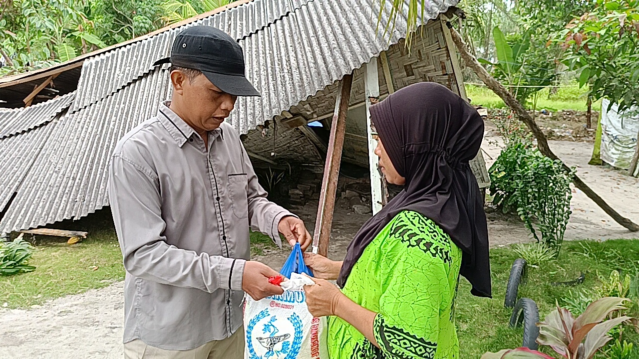Rumah Maimunah Roboh, Ketua SMSI Sergai Beri Bantuan Beras