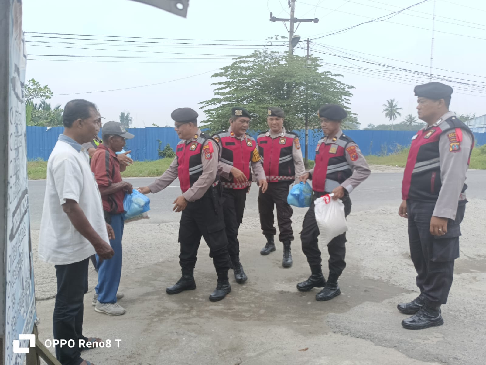 Giat Patroli Presisi, Sat Samapta Polres Sergai Berikan Bantuan Sembako