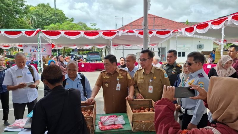 Pj Walikota Pangkalpinang Bersama Tim Percepatan Inflasi Daerah (TPID) Menggelar Pasar Murah Dan Inspeksi Mendadak