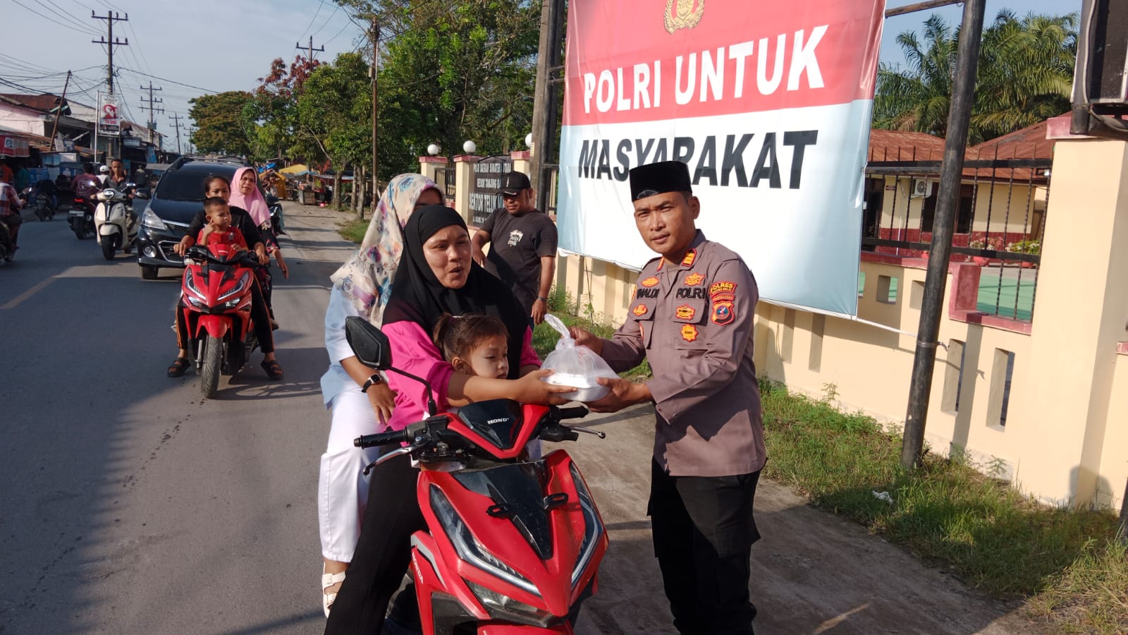 Polsek Teluk Nibung Berbagi Takjil Kepada Warga