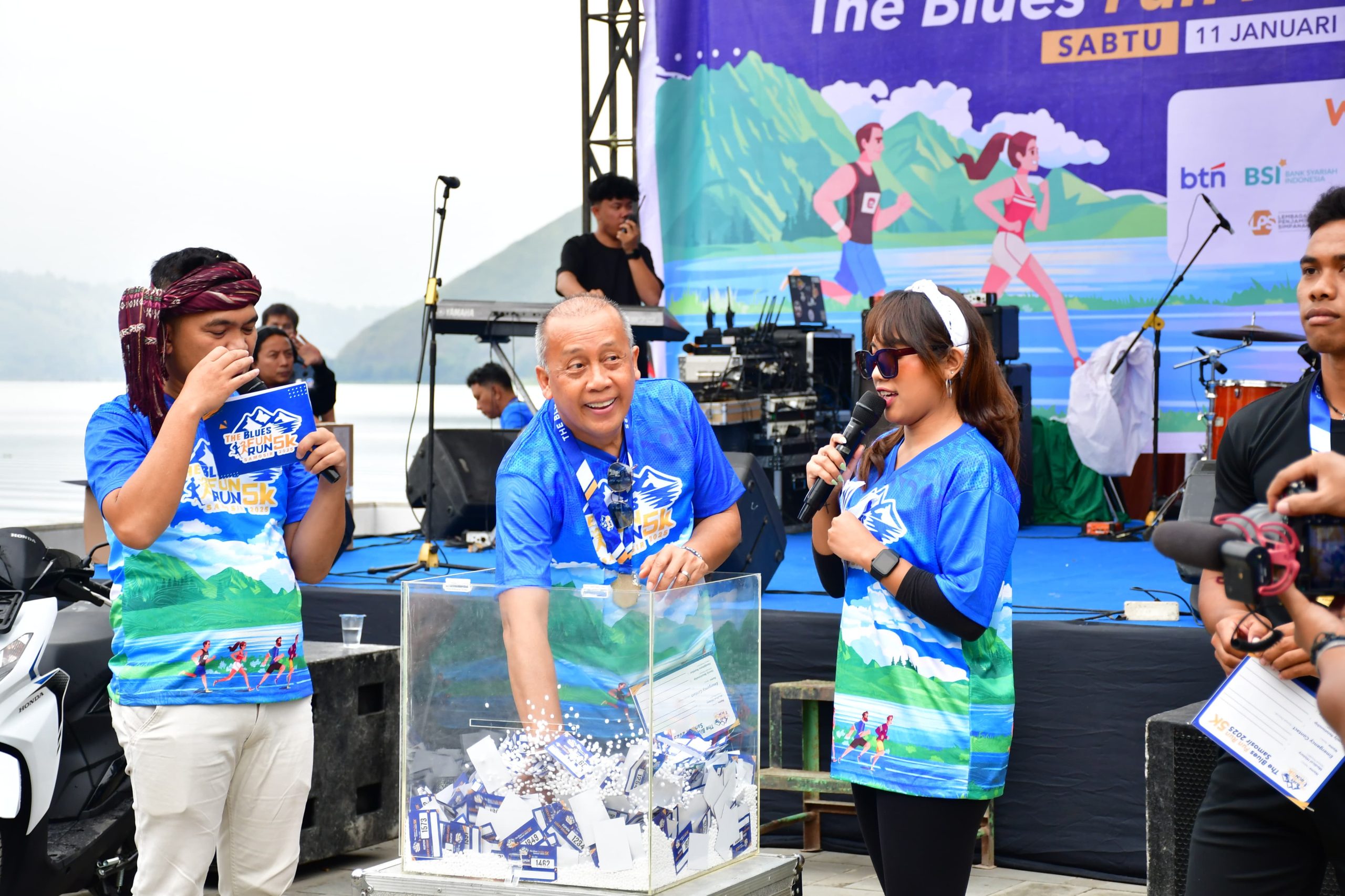 Bersama Ribuan Runner, Bupati Samosir Dan Martin Manurung Ikuti Fun Run Samosir 2025