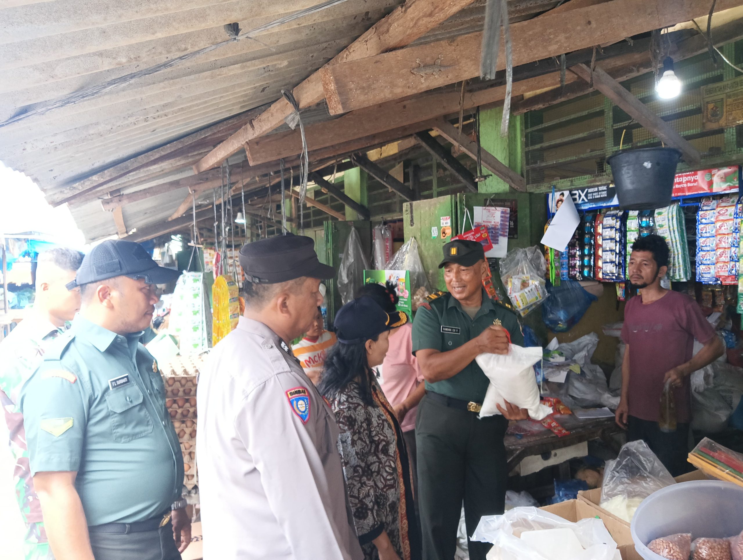 Wadan Ramil 11/TB Bersama Forkopincam Sidak Pasar Tradisional, Harga Bahan Pokok di Tanjung Beringin Stabil